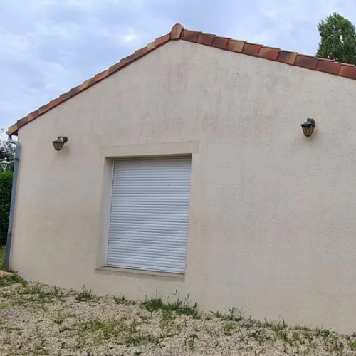 Maison en cours de nettoyage de façade