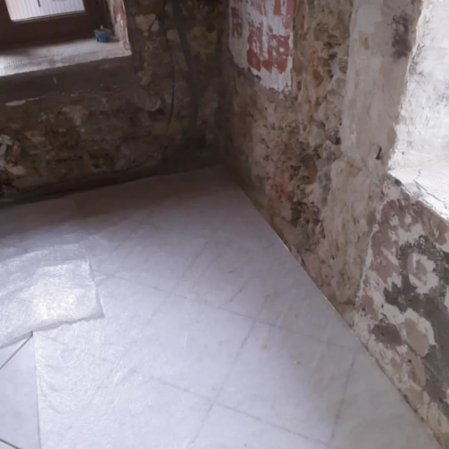 Assèchement des murs - Piquetage des enduits et grattage des joints