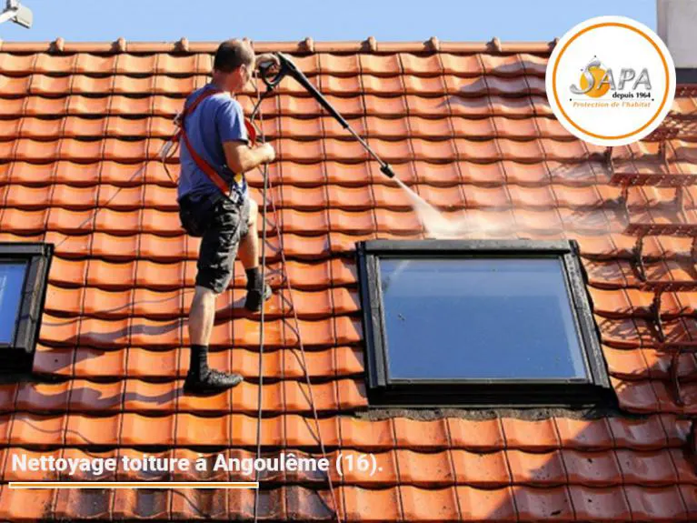 Nettoyage toiture à Angoulême, chantier effectué par la Sapa.