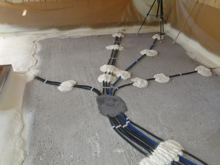 Chantier d’isolation polyuréthane des sols préparation du passage des gaines.