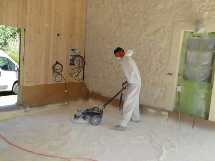 étape de ponçage de la chape isolante en polyuréthane.