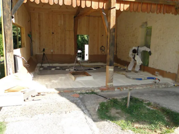 Préparation du chantier de projection d’isolant polyuréthane.